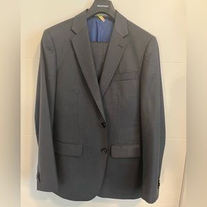 Men’s 40R charcoal sharkskin suit